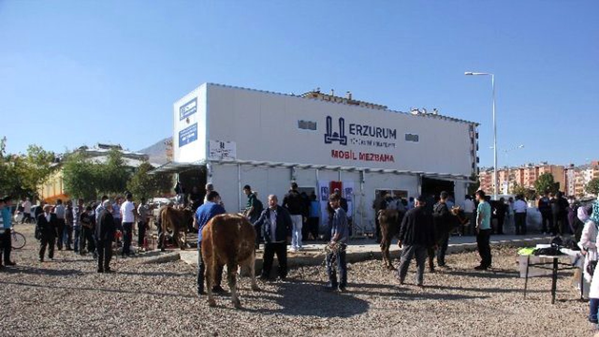 Erzurum\'da Kurbanlıklar Mobil Mezbaha da Kesildi