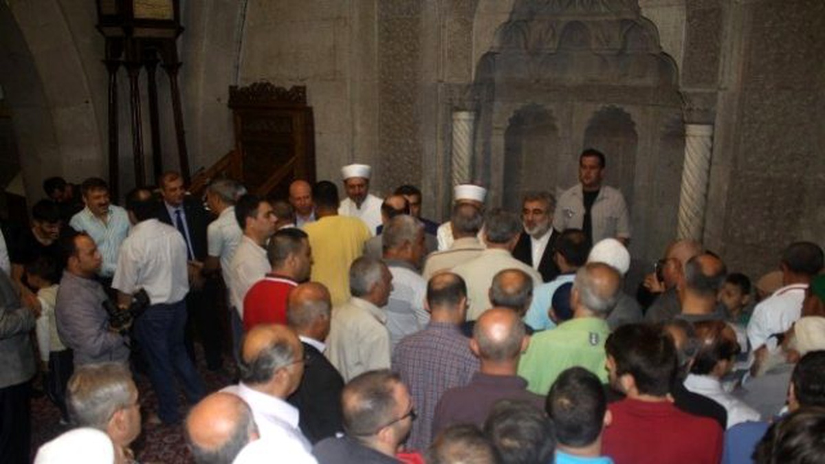 Eski Bakan Yıldız ve Vali Düzgün Bayram Namazını Hunat Camii\'nde Kıldı