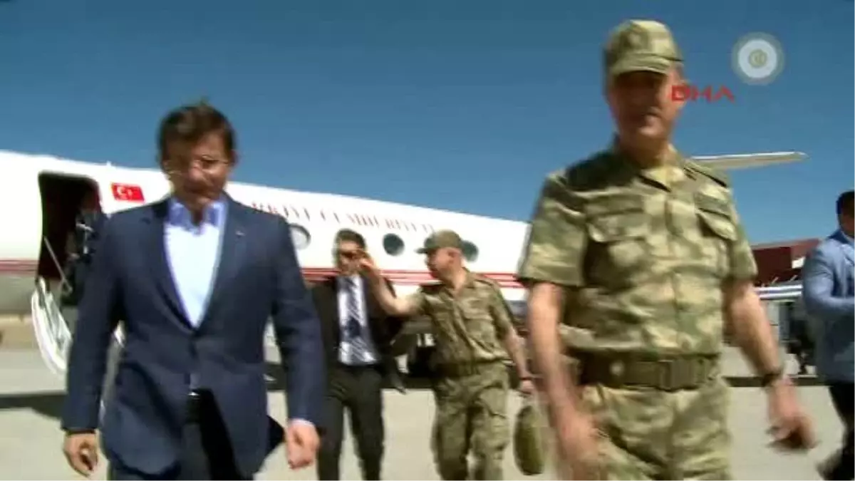 Hakkari Başbakan Davutoğlu, Yüksekova\'da Askerlerle Bayramlaştı