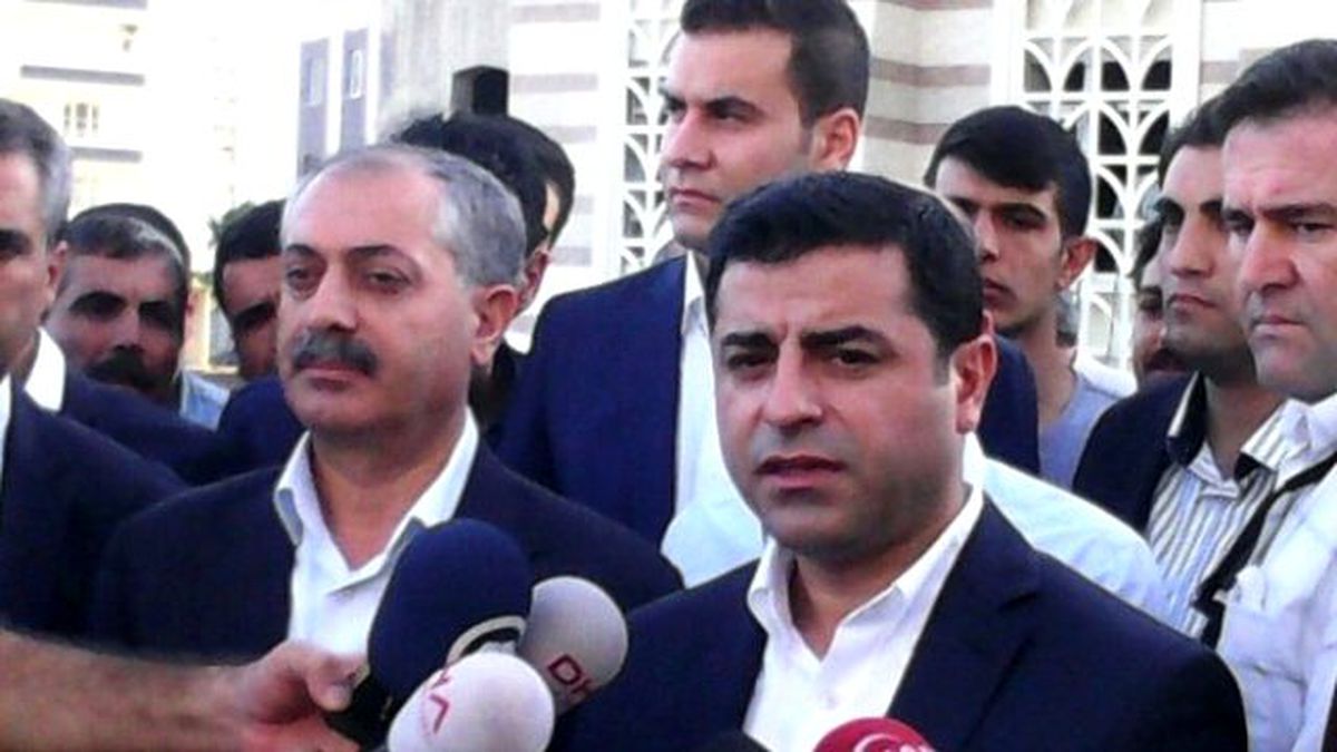Hdp Eş Genel Başkanı Demirtaş Bayram Namazını Diyarbakır\'da Kıldı