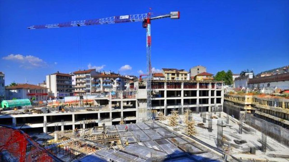 Karamürsel Kent Meydanı Yükseliyor