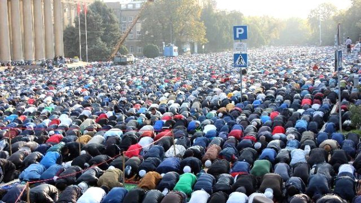Kıgızistan\'da Yüzbin Kişi ile Bayram Namazı