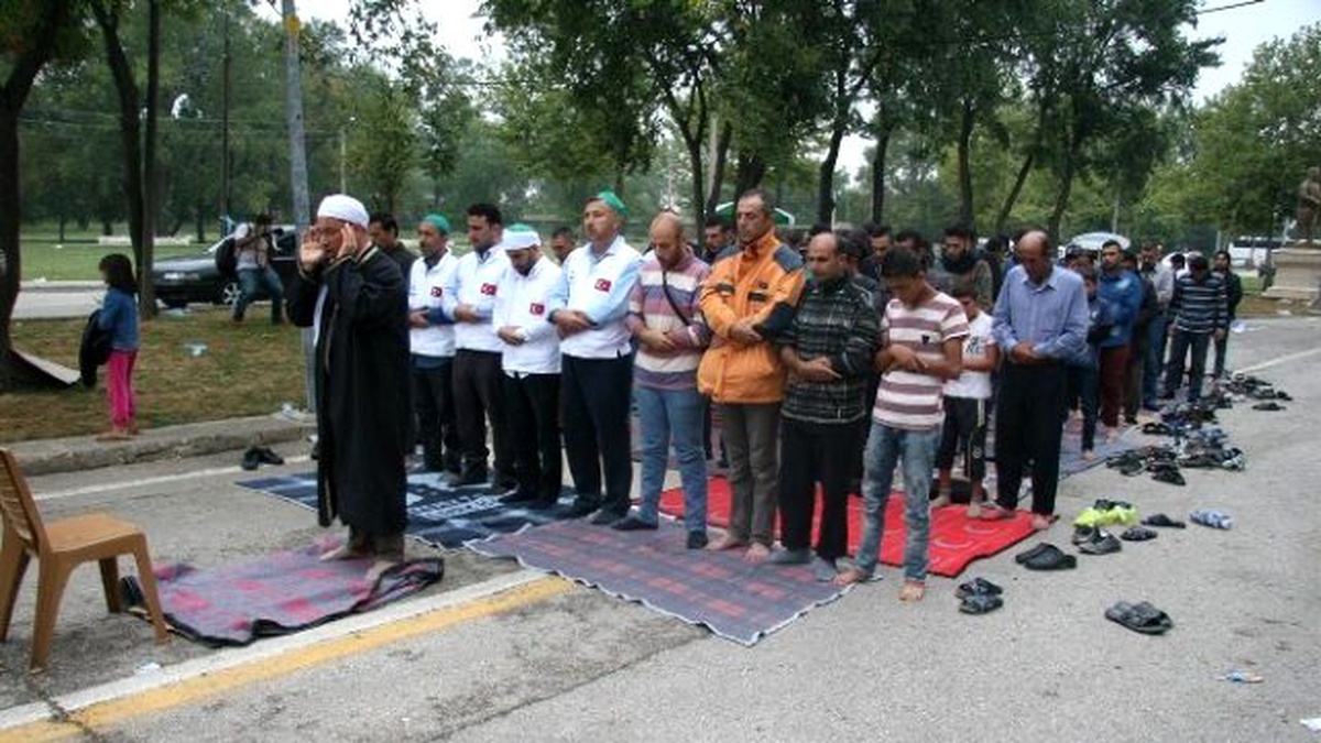 Kırkpınar Er Meydanı\'nda Suriyeliler Bayram Namazı Kıldı