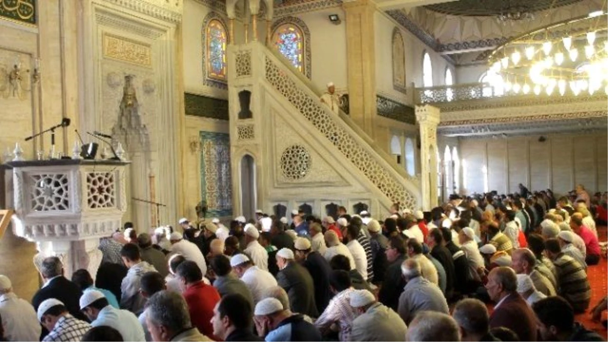 Konyalılar Bayram Namazı İçin Camilere Akın Etti