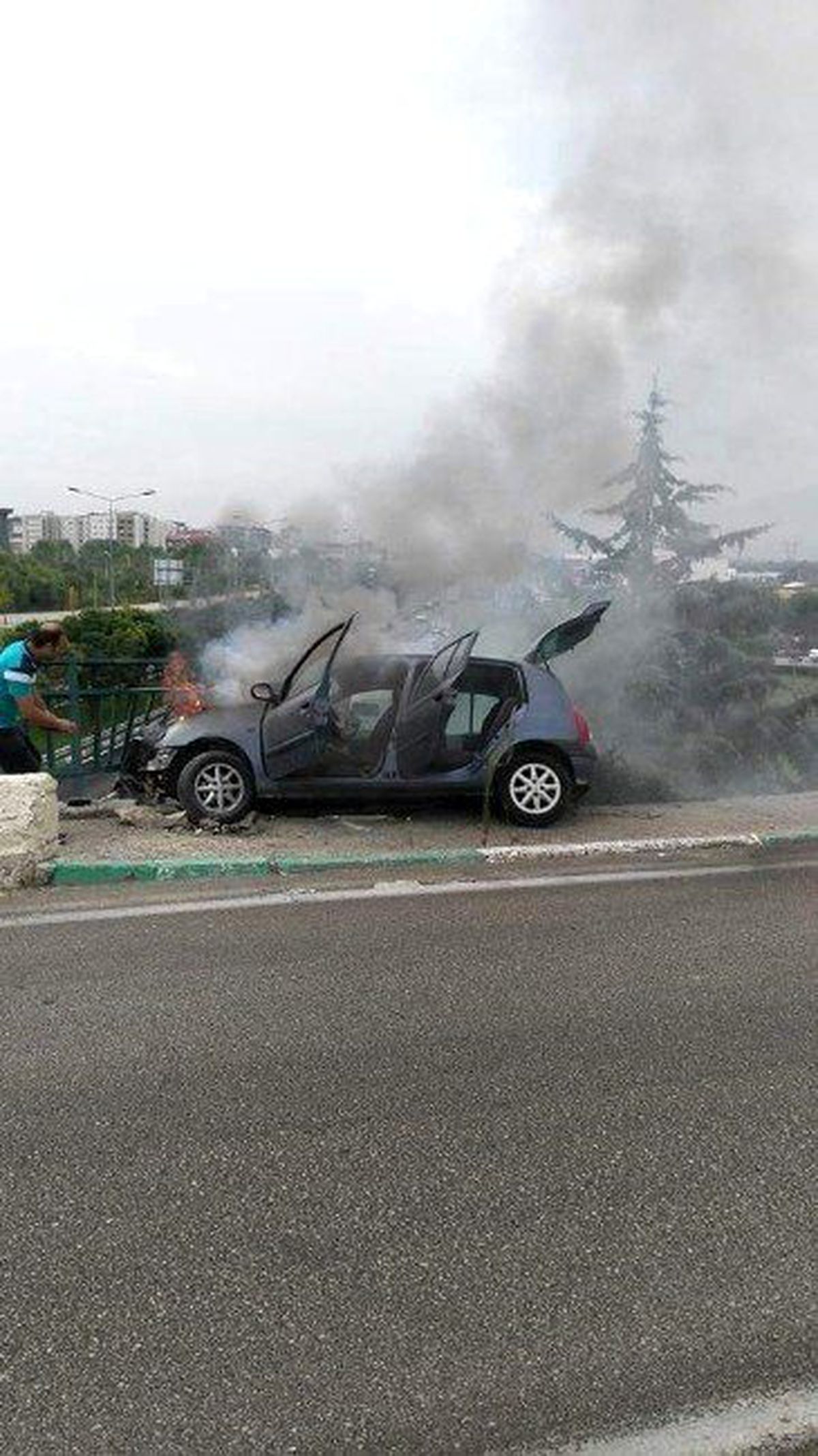 Köprüde Asılı Kalan Otomobil Alev Alev Yandı
