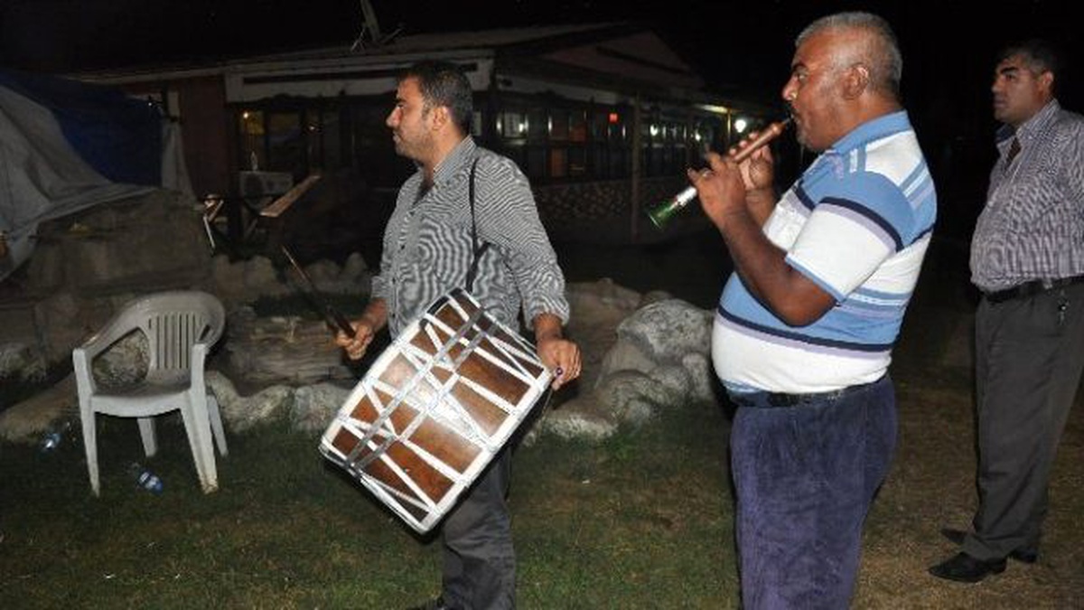 Kurbanlık Hayvanların Tamamı Satılınca Halay Çektiler