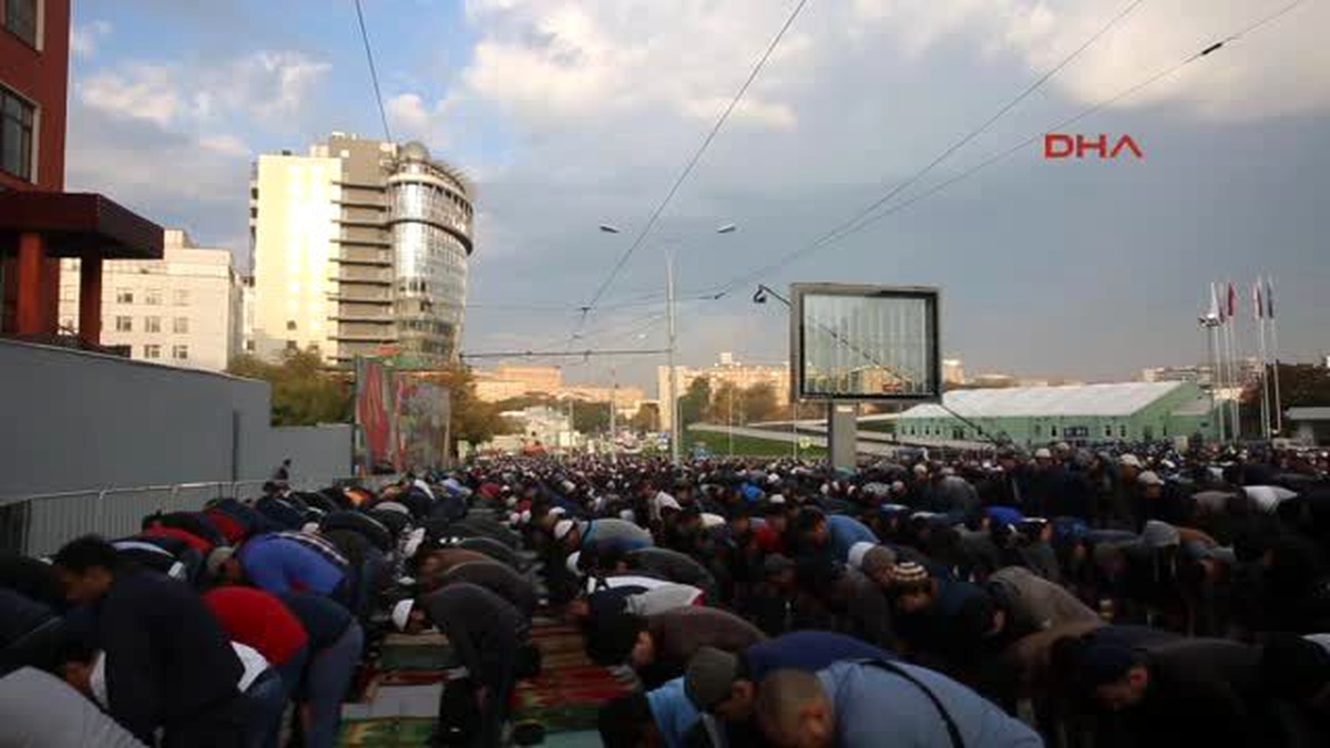 Moskova Merkez Camii, Bayram Namazı İçin Moskovalı Müslümanlara Yetmedi