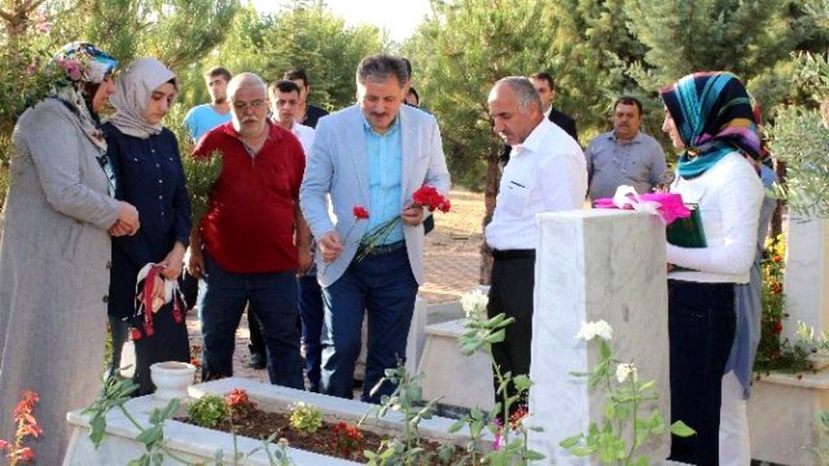 Şehitlikte Hüzünlü Bayramlaşma