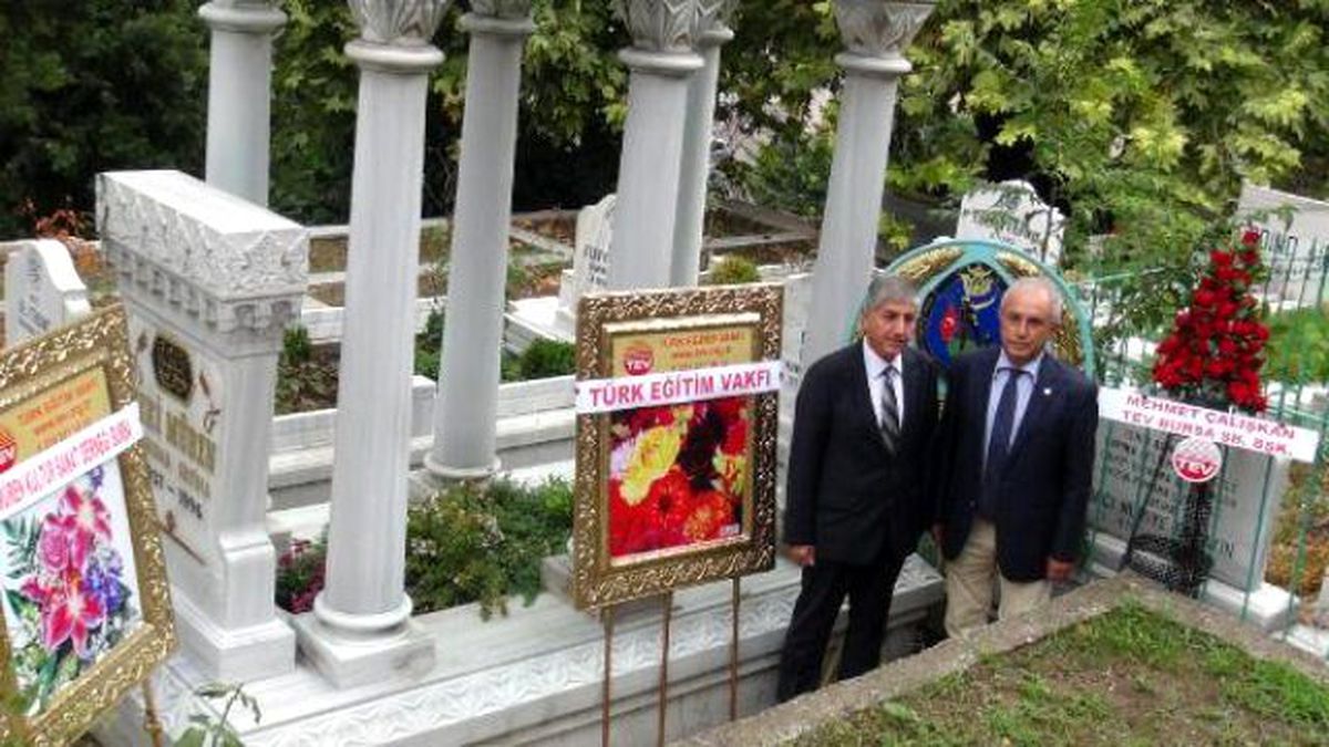 Zeki Müren'i, Ölümünün 19'uncu Yılında Kabri Başında 3'ü Mezarlık Görevlisi 10 Kişi Andı