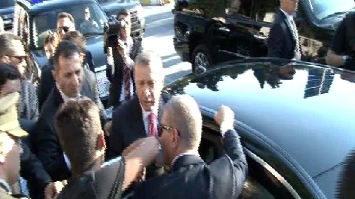 Cumhurbaşkanı Erdoğan Annesi ve Babasının Mezarını Ziyaret Etti