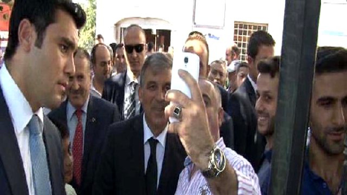 Gül\'ün Cuma Namazı Çıkışı Bayramlaşma Yoğunluğu