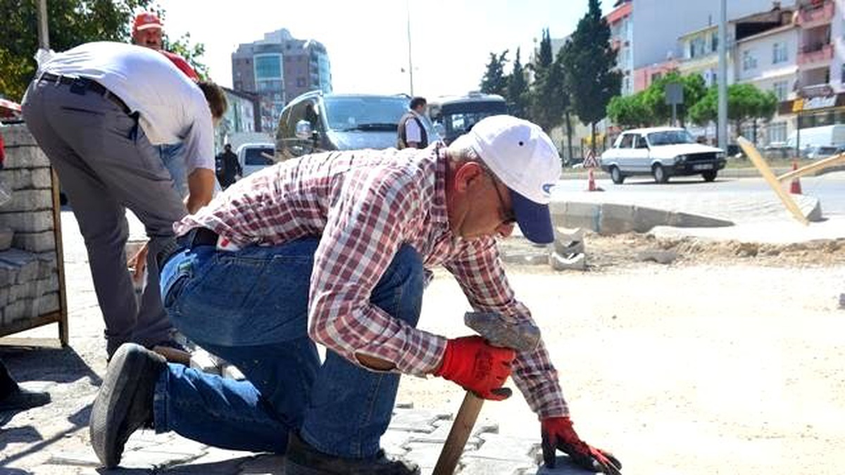 Kendi Ürettiği Parke Taşlarını Cadde ve Sokaklara Döşüyor