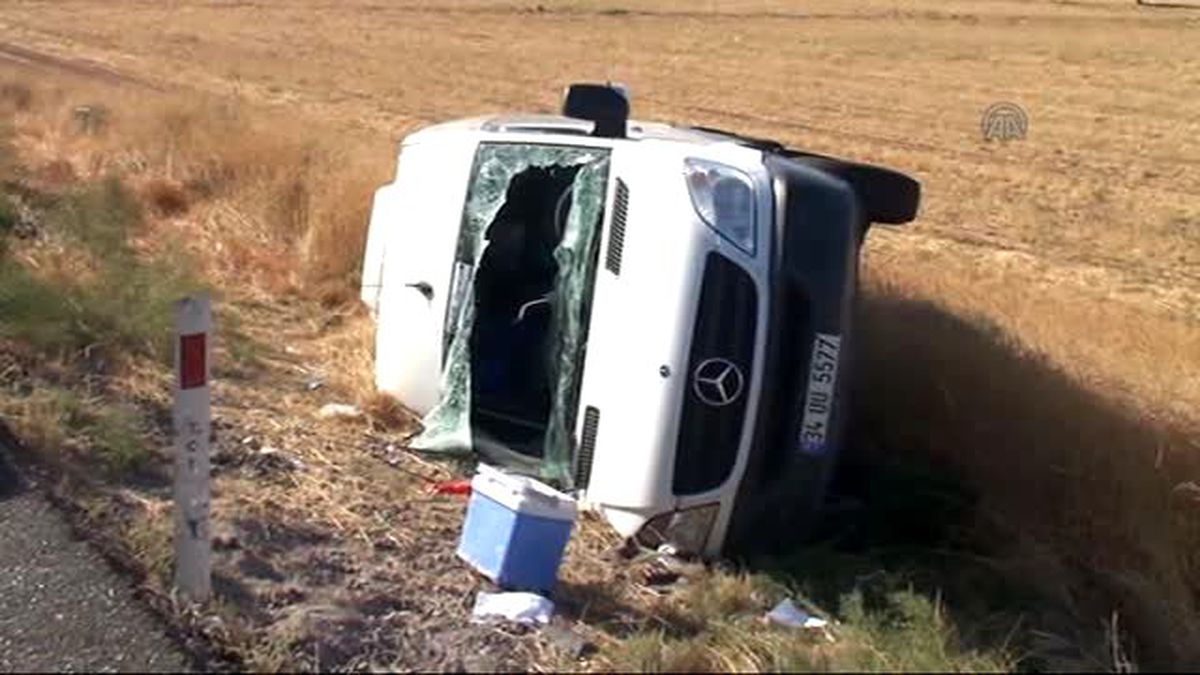 Minibüs Şarampole Devrildi: 1 Ölü, 19 Yaralı