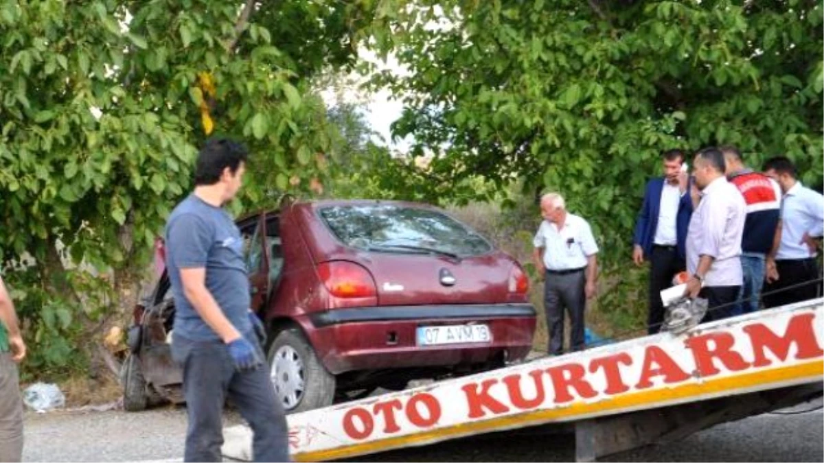 Otomobil Ceviz Ağacına Çarptı: 2\'si Çocuk 3 Ölü, 5 Yaralı