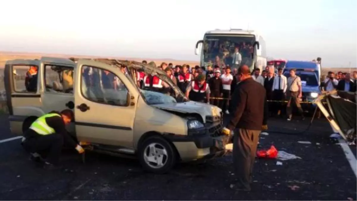 Otomobil ile Hafif Ticari Araç Çarpıştı: 13 Ölü, 1 Yaralı (2)