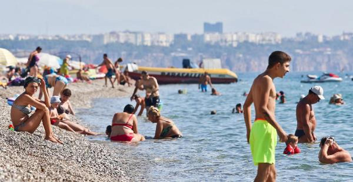 Antalyalı Bayram Ziyaretine Çıktı, Sahiller Turistlere Kaldı