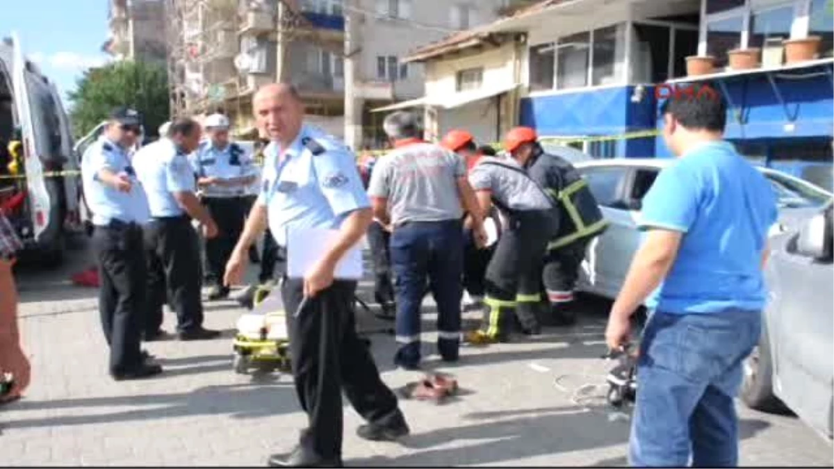 Uşak Otomobil Önce Motosiklete, Ardından Hafif Ticari Araca Çarptı: 1 Ölü, 5 Yaralı