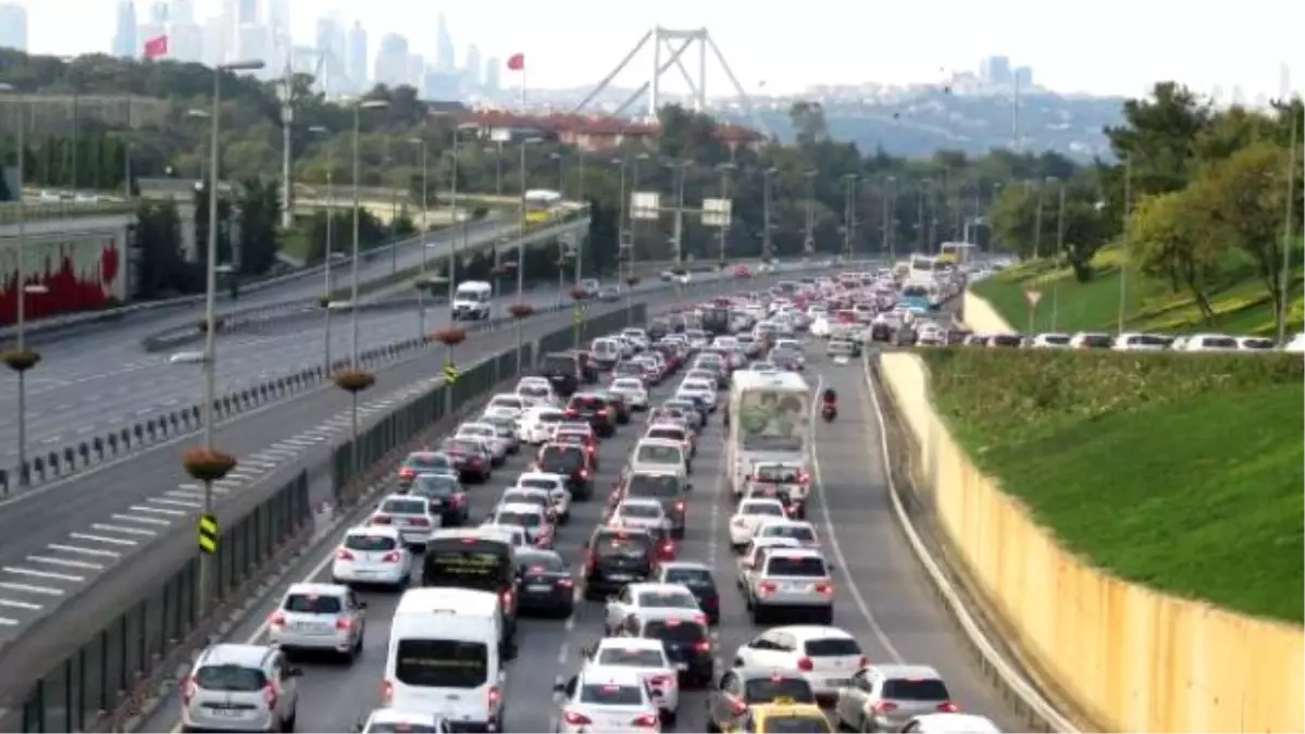 Bayram Tatili Dönüşü İstanbul\'da Köprülerde Yoğunluk Yaşanıyor