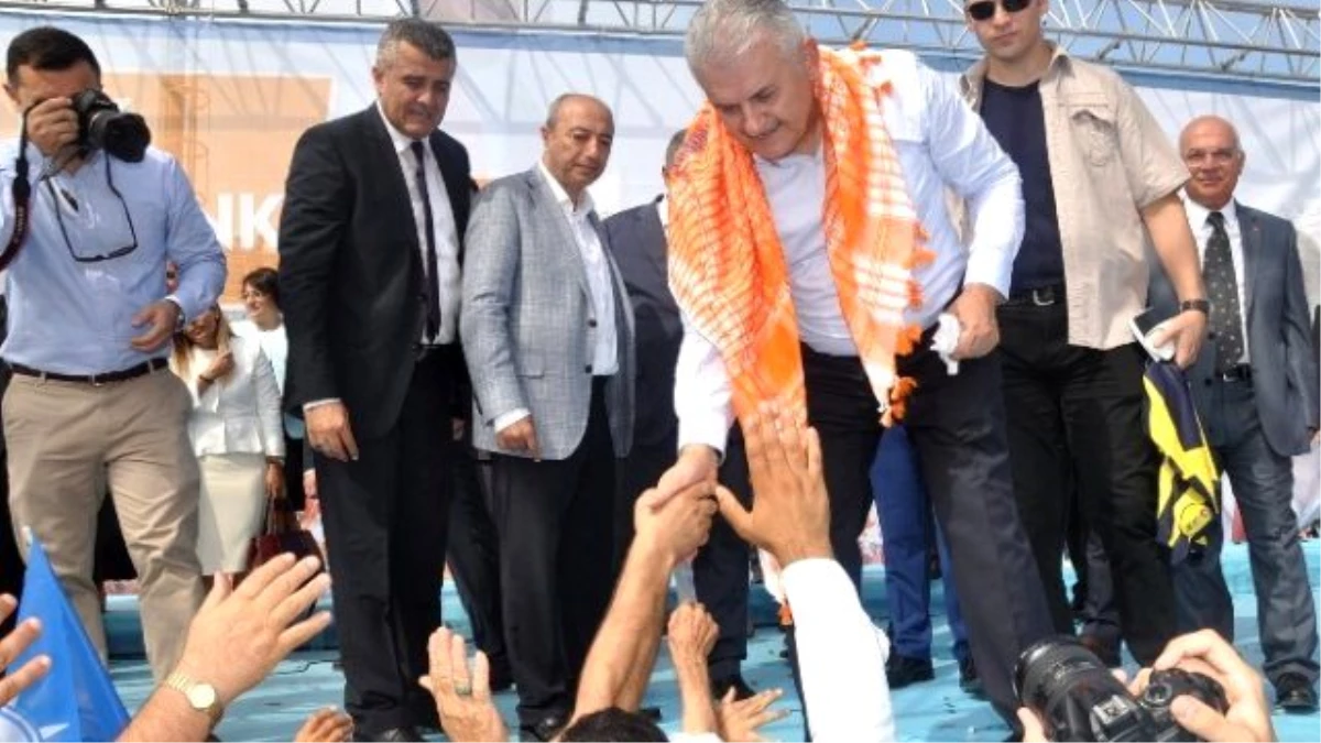 Binali Yıldırım\'a İzmir\'de Coşkulu Karşılama