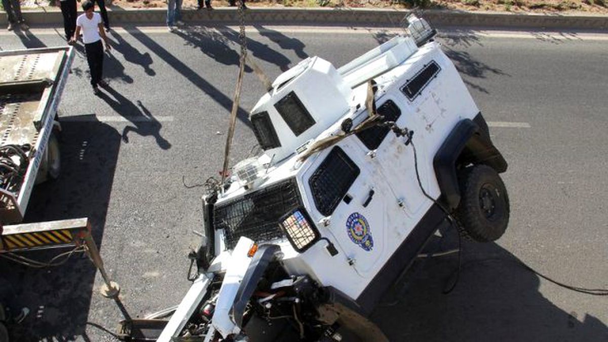 Diyarbakır'da Zırhlı Araç Devrildi: 3 Polis Yaralı