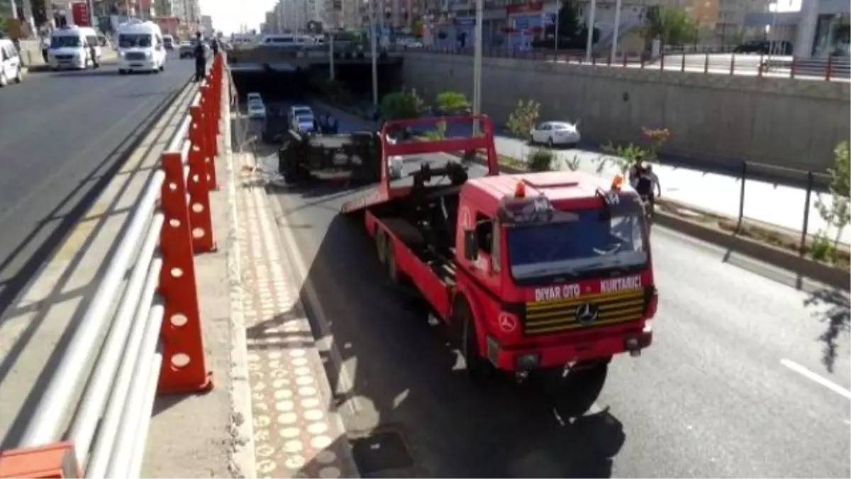 Diyarbakır\'da Zırhlı Polis Aracı Kaza Yaptı: 3 Polis Yaralı