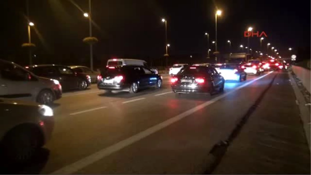 İstanbul\'da Trafik Yoğunluğu Akşam Saatlerinde de Devam Ediyor