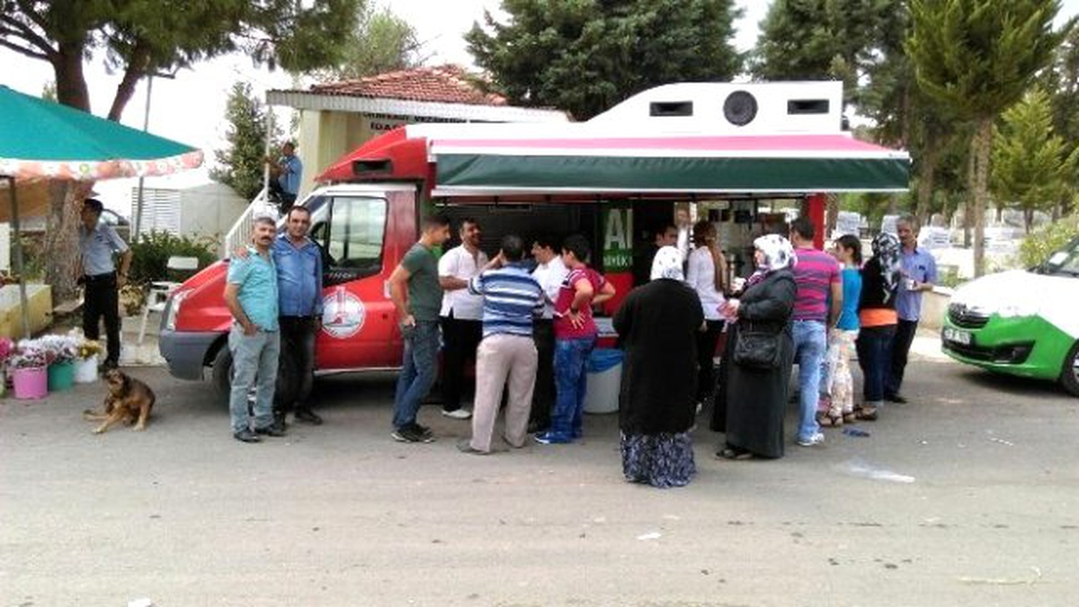 Karşıyaka\'da Mezarlıklar Çiçeklerle Donatıldı