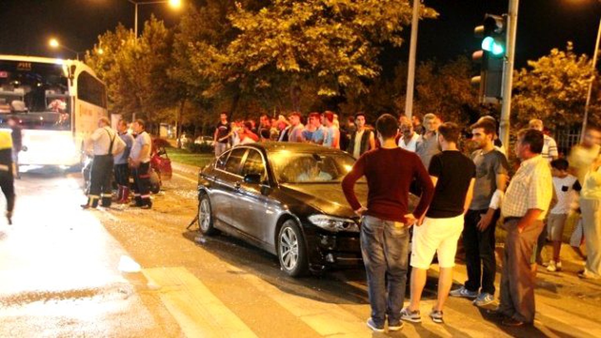 Kırmızı Işıkta Duramadı Otomobile Çarptı: 4 Yaralı