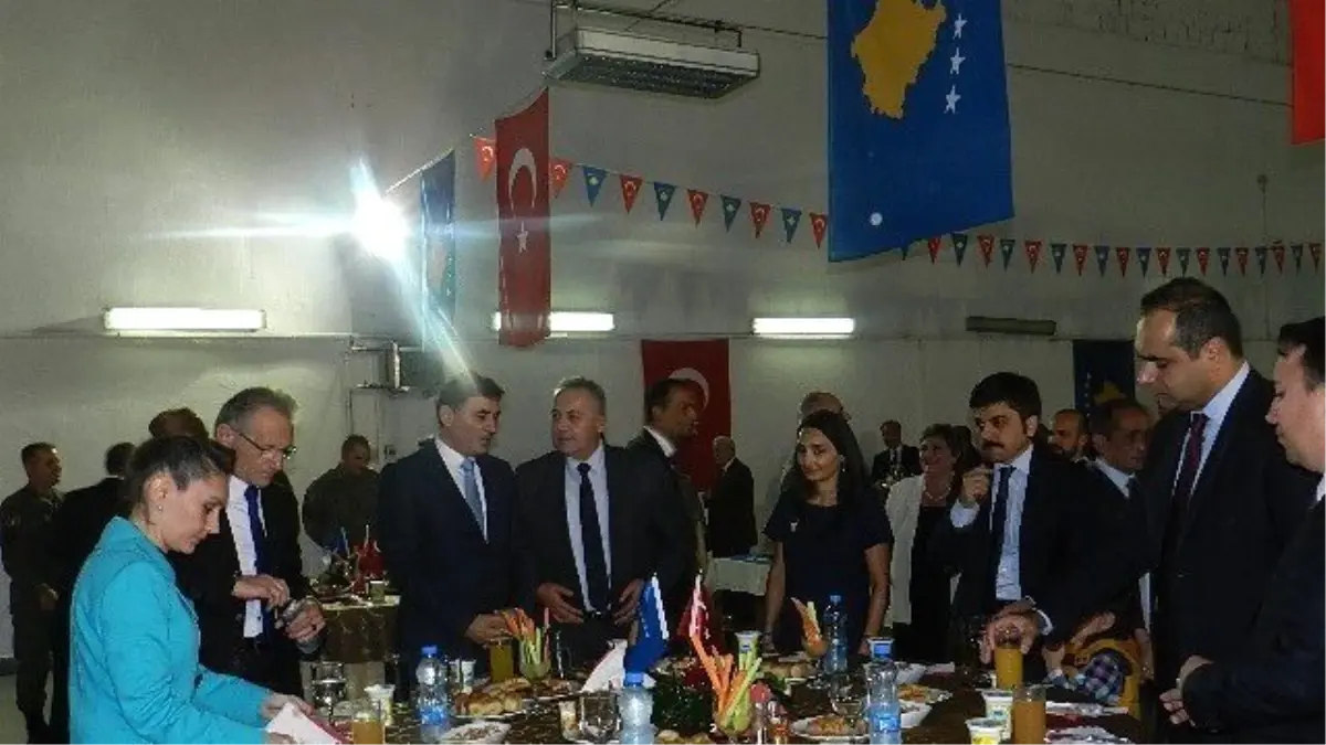 Mehmetçik ve Türk Büyükelçiliğinden Kosova\'da Coşkulu Bayramlaşma