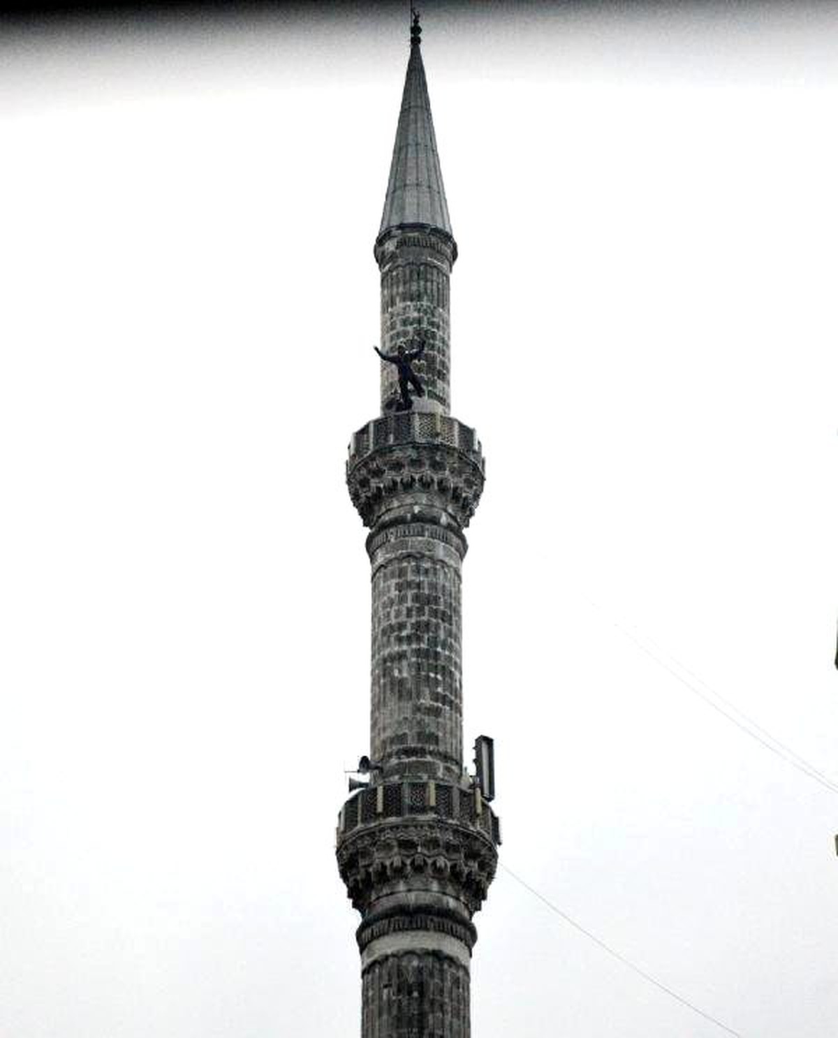 Minareden Atladı, Kurban Bayramı\'nı Kutladı