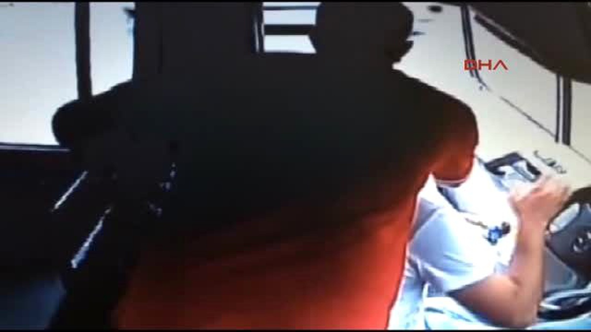 Şoförü Bıçaklı Saldırgandan Yolcu ve Esnaf Kurtardı