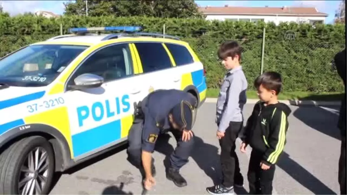 Açık Cami Günü"Nde, İsveç Polisi ve İtfaiyesi Stant Açtı