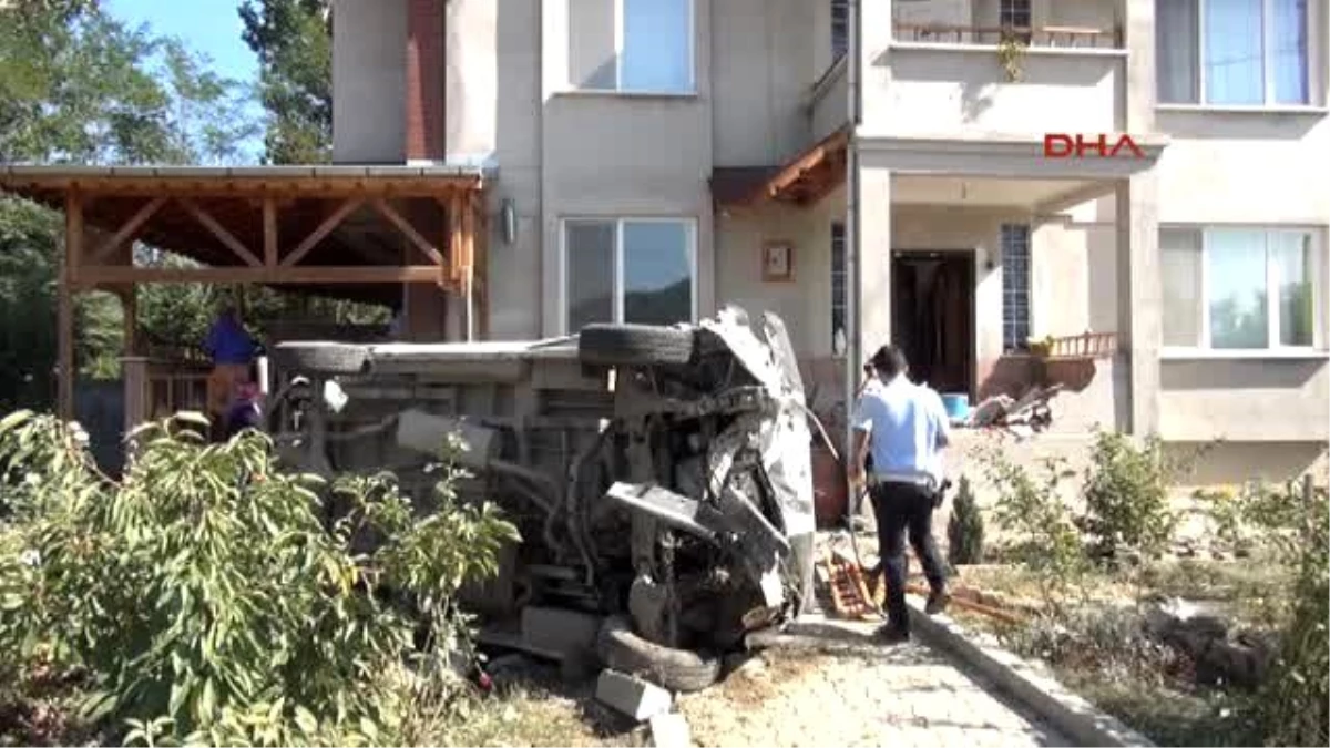 Amasya Minibüs Balkona Çarparak Durabildi