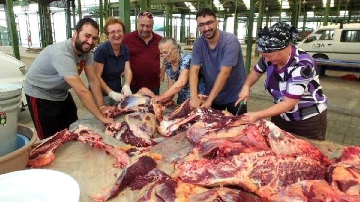 Burhaniye\'de Kurban Eti Doğrama İmecesi
