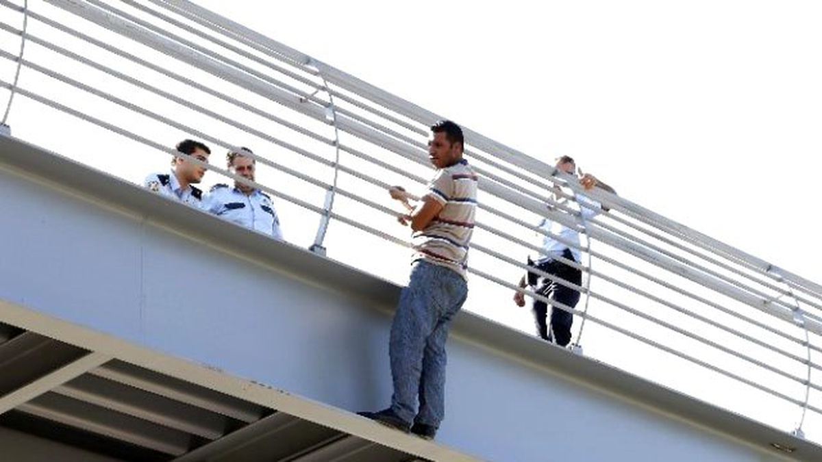 Eşiyle Tartışınca Soluğu Üst Geçidin Demirlerinde Aldı