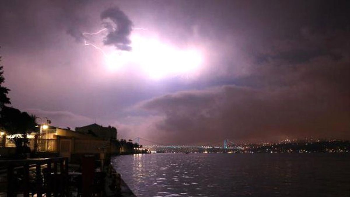 İstanbul'u Şimşekler Aydınlattı