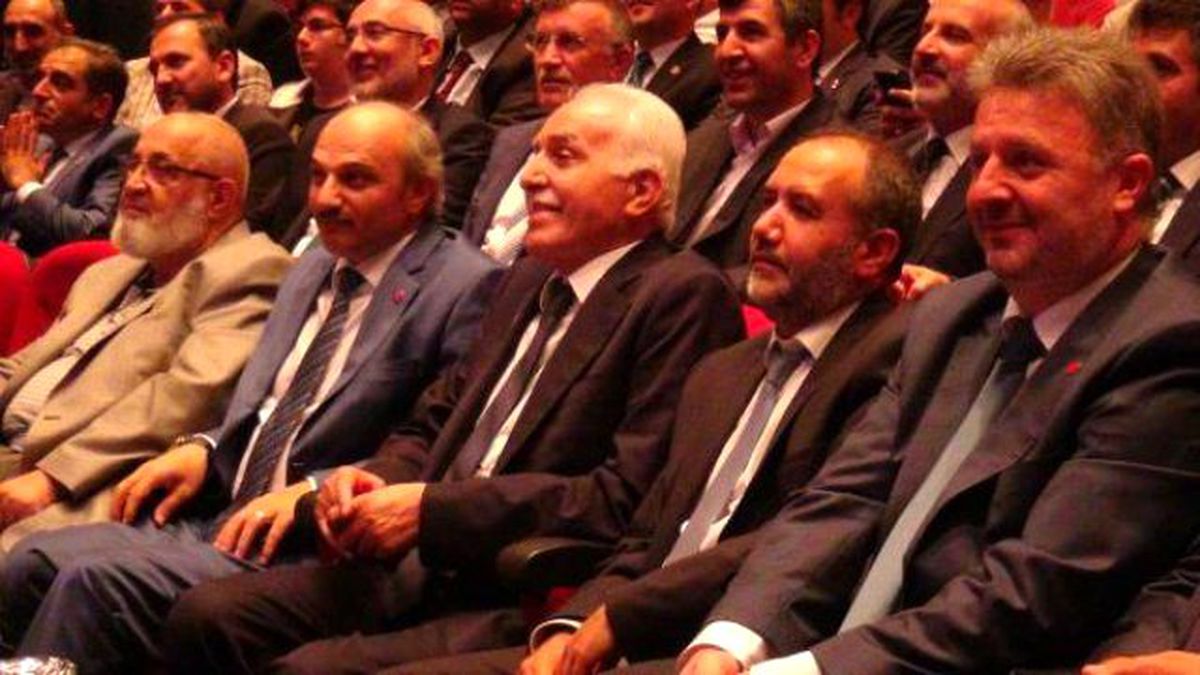 Kamalak'tan AK Parti'ye Şarkı Önerisi: Fatiha ile Başlasınlar