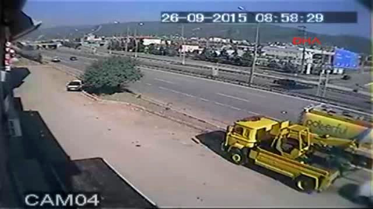 Kocaeli\'nde 1 Kişinin Öldüğü 2 Kişinin Yaralandığı Kaza Anı Güvenlik Kamerasında