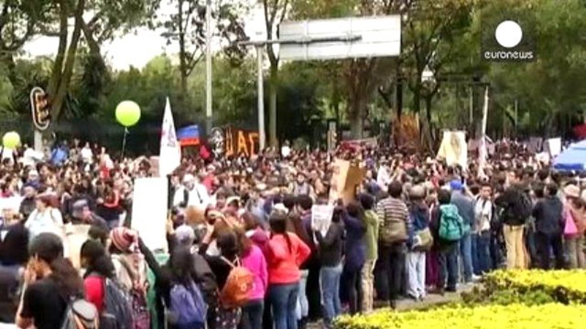 Meksika\'da Öfkeli Göstericiler Kaybolan 43 Öğrenciyle İlgili Hükumeti Protesto Etti