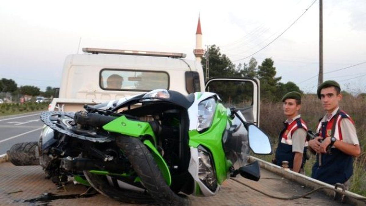 Motosiklet Su Kanalına Çarptı: 2 Yaralı