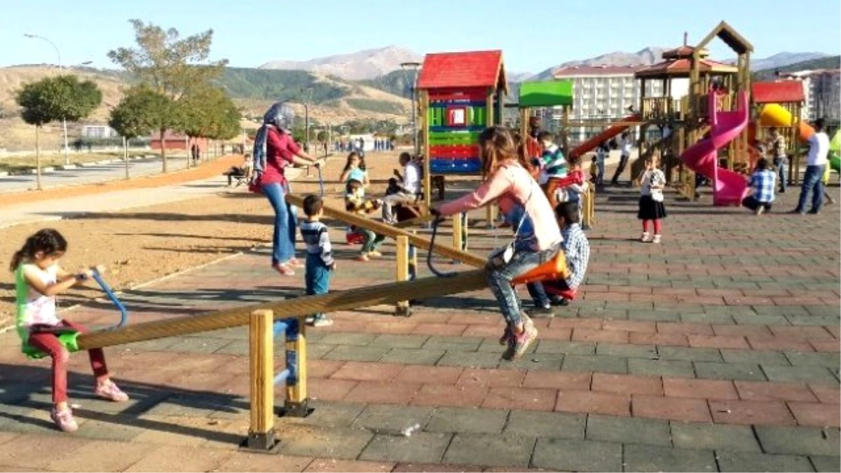 Tatvanlı Çocuklar Tatillerini Parklarda Geçiriyor