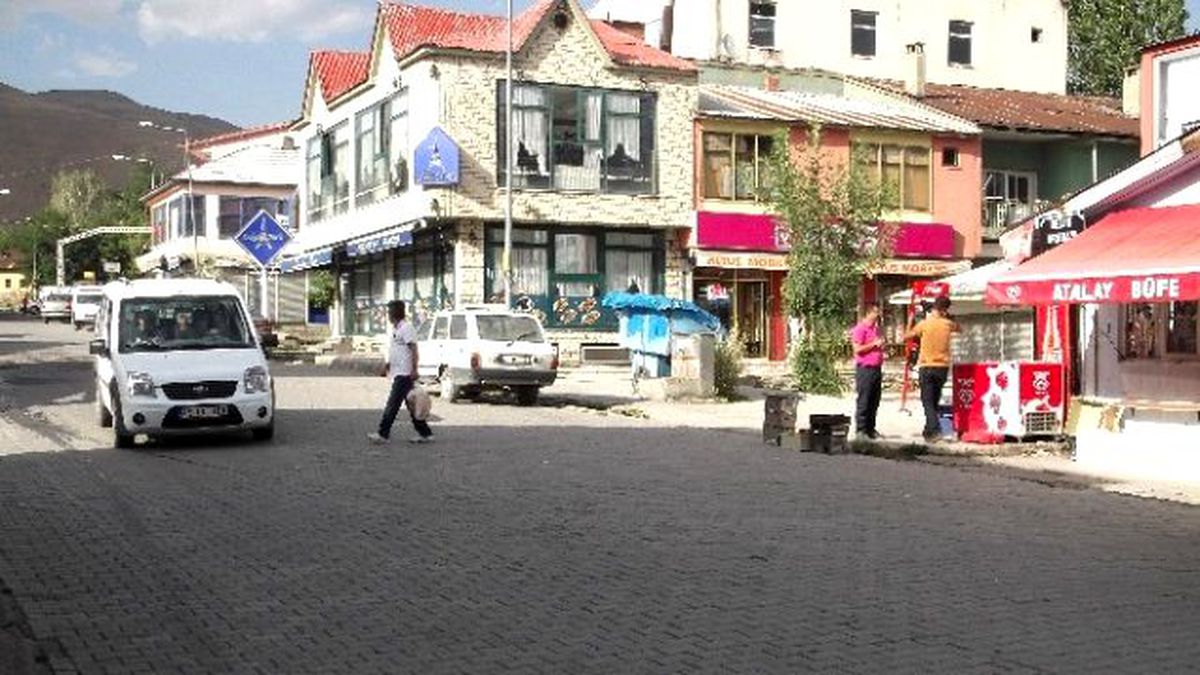 Varto\'da Esnaf Kepenk Kapattı