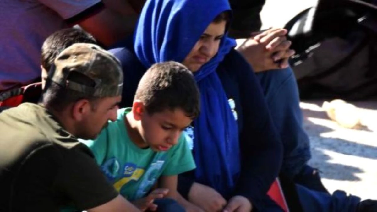 Mülteci Teknesi Battı 5\'i Çocuk 17 Kişi Boğularak Can Verdi