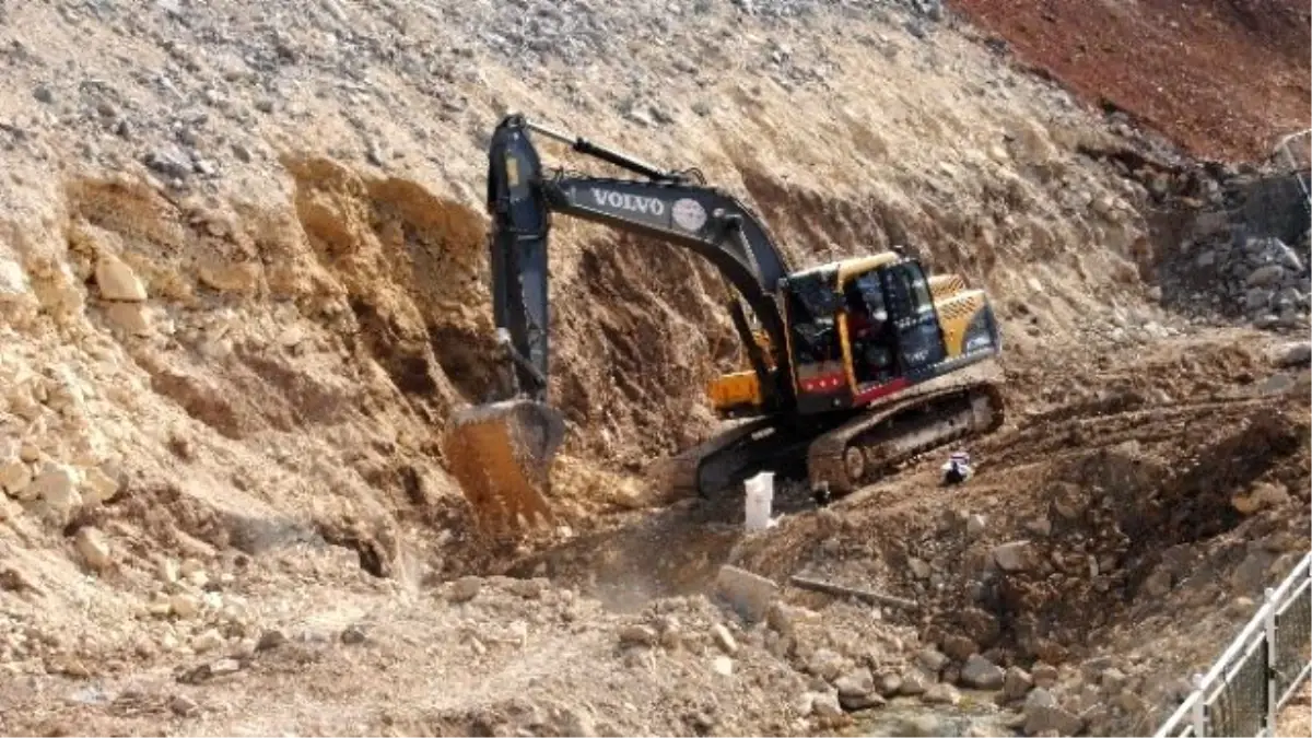 Büyükşehir Belediyesi Dereleri Onarıyor