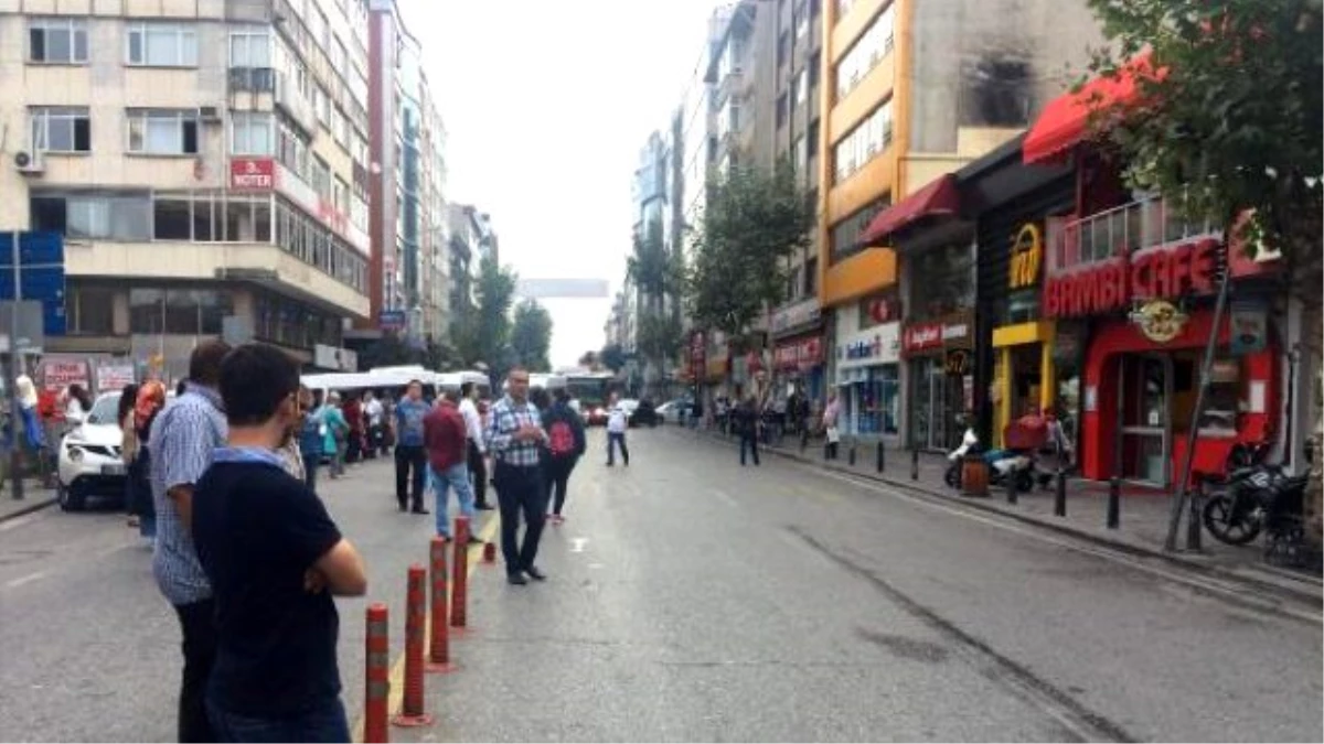 Cadde Tıkandı Vatandaşlar Yürümek Zorunda Kaldı