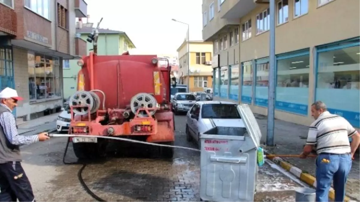 Çöp Konteynerleri Deterjanlı Suyla Yıkandı