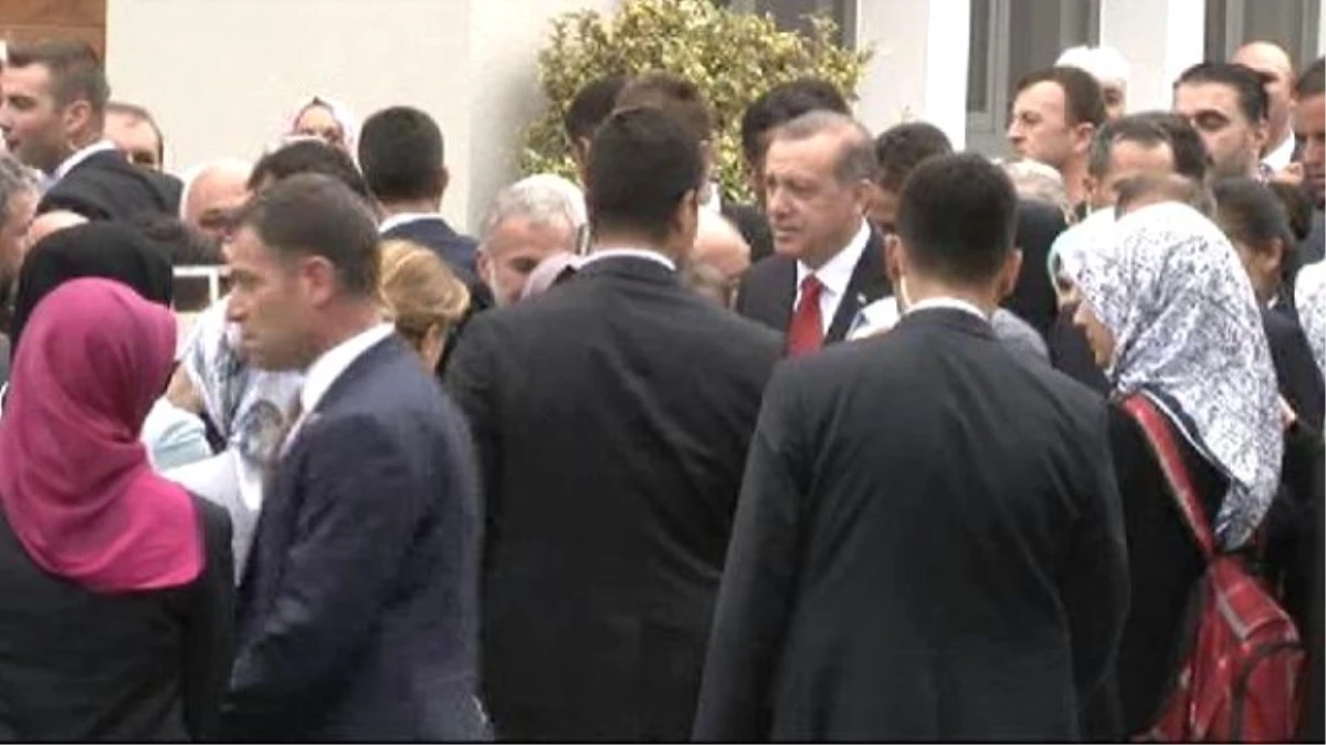 Erdoğan, İkram Edilen Tatlıyı Geri Çevirdi; Şerbeti Tattı