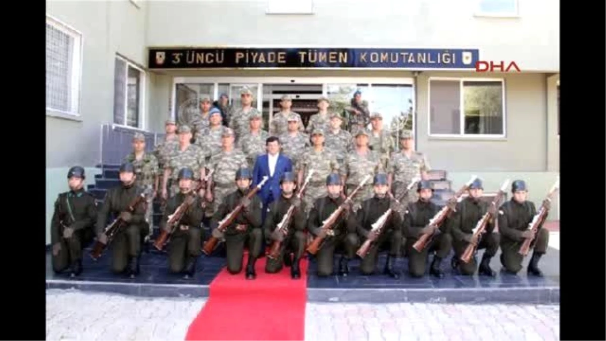 Genelkurmay, Başbakan Davutoğlu\'nun Askerlerle Karavana Yerken Fotoğraflarını Yayınladı