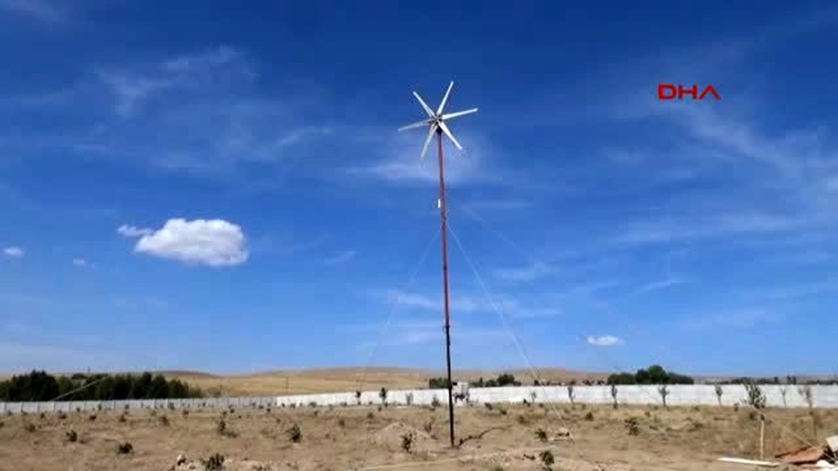 Güneş Paneli ve Rüzgar Tribünü ile Kendi Elektriğini Üretti