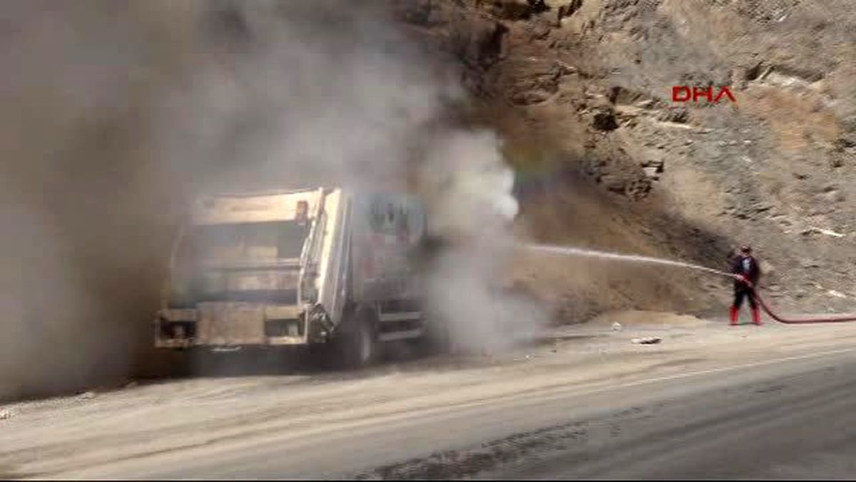 Hakkari Belediyesi\'nin Çöp Kamyonu Yandı